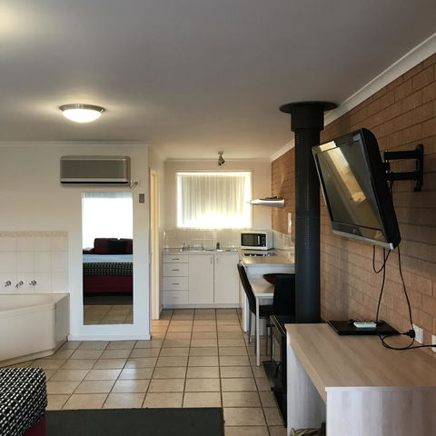 Beachcomber Motel & Apartments - E Caravan Parks 5
