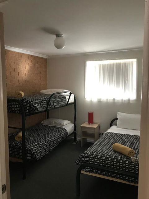 Beachcomber Motel & Apartments - E Caravan Parks 10