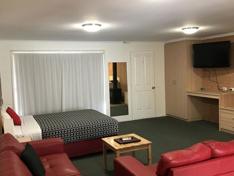 Beachcomber Motel & Apartments - E Caravan Parks 11