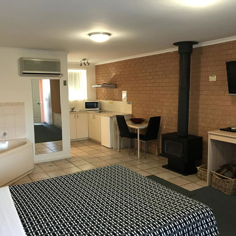 Beachcomber Motel & Apartments - E Caravan Parks 6