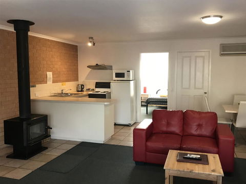 Beachcomber Motel & Apartments - E Caravan Parks 13