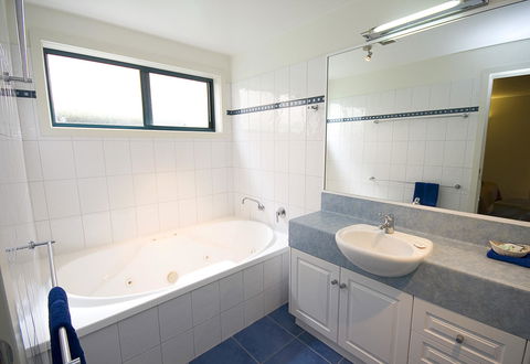 Anchorage Motel & Villas Lorne - E Caravan Parks 12