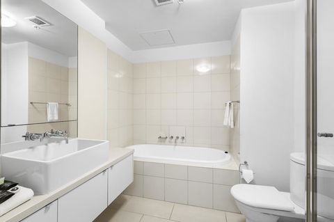 Melbourne Holiday Apartments Flinders Wharf - E Caravan Parks 16