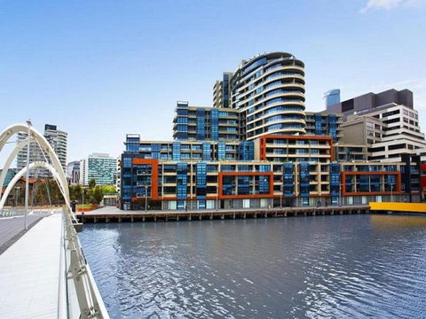 Melbourne Holiday Apartments Flinders Wharf - E Caravan Parks 11