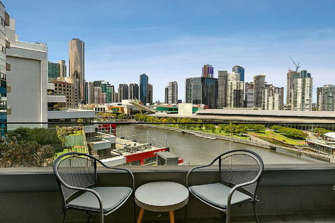 Melbourne Holiday Apartments Flinders Wharf - E Caravan Parks 2