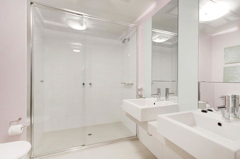 Waterfront Melbourne Apartments - E Caravan Parks 24