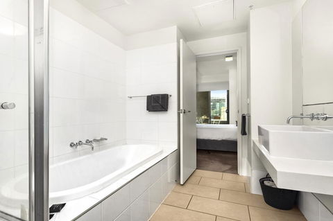 Waterfront Melbourne Apartments - E Caravan Parks 43