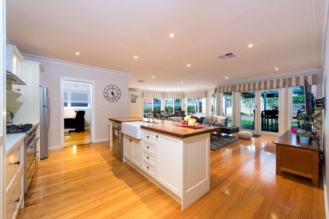 Lovely 5BR Full House In Glen Waverley, Walk To Train, Bus & Shops - E Caravan Parks 3