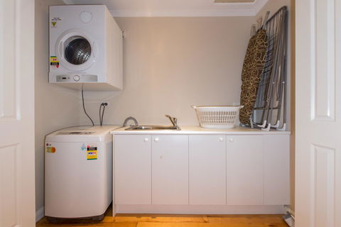 Lovely 5BR Full House In Glen Waverley, Walk To Train, Bus & Shops - E Caravan Parks 12