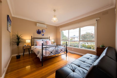 Lovely 5BR Full House In Glen Waverley, Walk To Train, Bus & Shops - E Caravan Parks 5