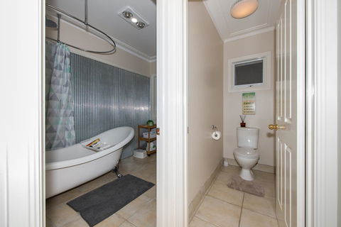 Lovely 5BR Full House In Glen Waverley, Walk To Train, Bus & Shops - E Caravan Parks 11