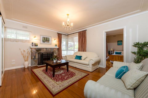Lovely 5BR Full House In Glen Waverley, Walk To Train, Bus & Shops - E Caravan Parks 14