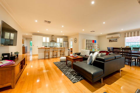 Lovely 5BR Full House In Glen Waverley, Walk To Train, Bus & Shops - E Caravan Parks 1