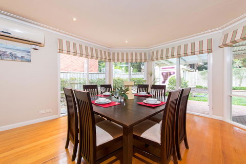 Lovely 5BR Full House In Glen Waverley, Walk To Train, Bus & Shops - E Caravan Parks 4