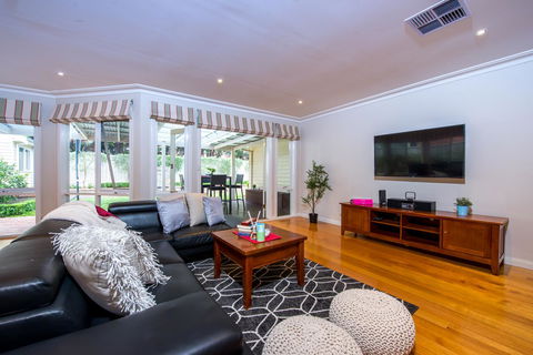 Lovely 5BR Full House In Glen Waverley, Walk To Train, Bus & Shops - E Caravan Parks 15