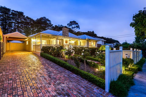 Lovely 5BR Full House In Glen Waverley, Walk To Train, Bus & Shops - E Caravan Parks 0