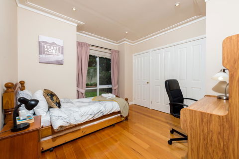 Lovely 5BR Full House In Glen Waverley, Walk To Train, Bus & Shops - E Caravan Parks 9