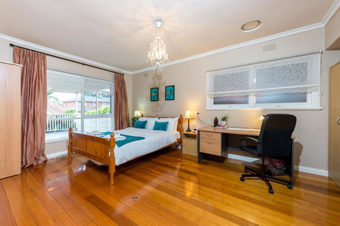 Lovely 5BR Full House In Glen Waverley, Walk To Train, Bus & Shops - E Caravan Parks 10