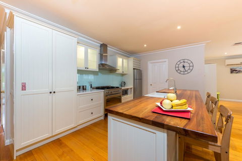 Lovely 5BR Full House In Glen Waverley, Walk To Train, Bus & Shops - E Caravan Parks 2