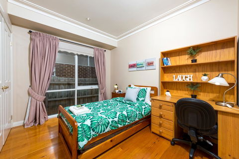 Lovely 5BR Full House In Glen Waverley, Walk To Train, Bus & Shops - E Caravan Parks 8