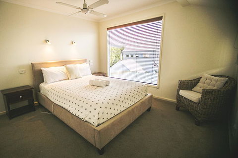 Rayville Boat Houses - E Caravan Parks 10