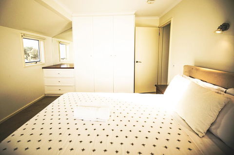 Rayville Boat Houses - E Caravan Parks 14