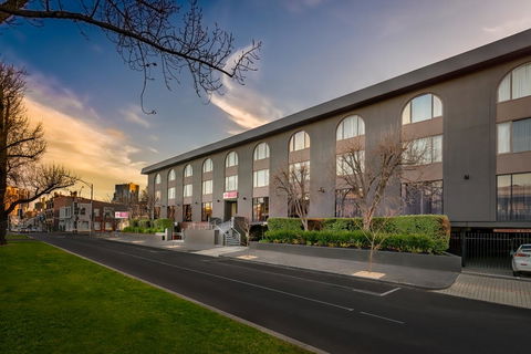 BEST WESTERN PLUS Travel Inn - E Caravan Parks 7