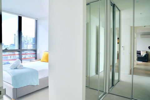 Pride Docklands Waterfront Apartment City View - E Caravan Parks 23