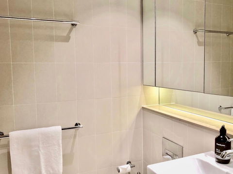Pride Docklands Waterfront Apartment City View - E Caravan Parks 34