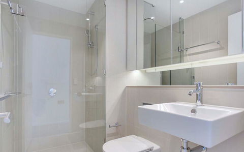 Pride Docklands Waterfront Apartment City View - E Caravan Parks 16