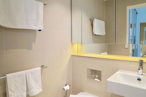 Pride Docklands Waterfront Apartment City View - E Caravan Parks 17