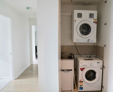 Pride Docklands Waterfront Apartment City View - E Caravan Parks 24