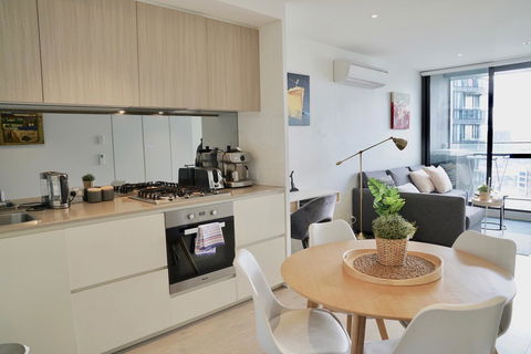 Pride Docklands Waterfront Apartment City View - E Caravan Parks 14