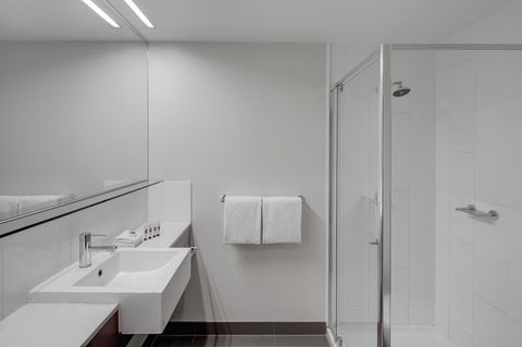 Travelodge Hotel Melbourne Docklands - E Caravan Parks 6