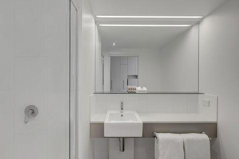 Travelodge Hotel Melbourne Docklands - E Caravan Parks 8