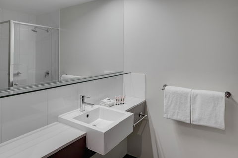 Travelodge Hotel Melbourne Docklands - E Caravan Parks 14