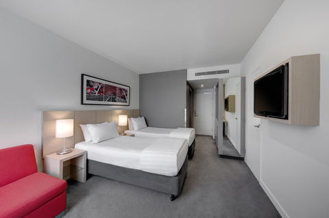 Travelodge Hotel Melbourne Docklands - E Caravan Parks 1