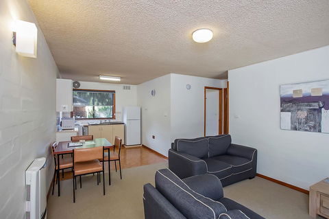 Eastern Beach Holiday Units - E Caravan Parks 1
