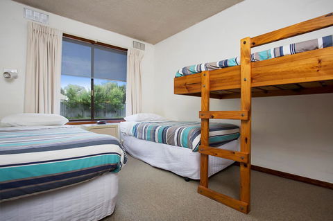 Eastern Beach Holiday Units - E Caravan Parks 6