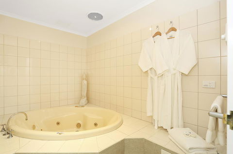 Quality Inn & Suites The Menzies - E Caravan Parks 35