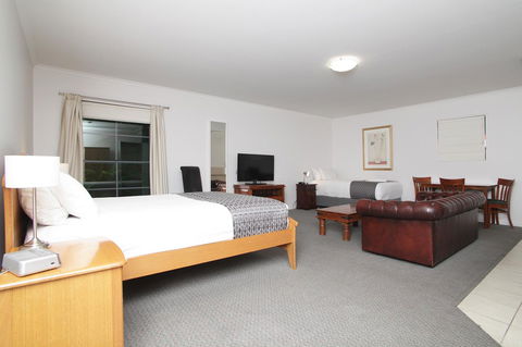 Quality Inn & Suites The Menzies - E Caravan Parks 10