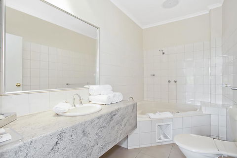Quality Inn & Suites The Menzies - E Caravan Parks 31