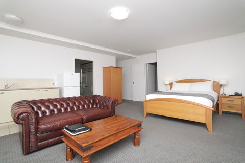 Quality Inn & Suites The Menzies - E Caravan Parks 8