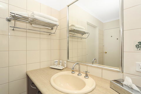 Quality Inn & Suites The Menzies - E Caravan Parks 32