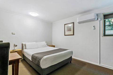 Quality Inn & Suites The Menzies - E Caravan Parks 3
