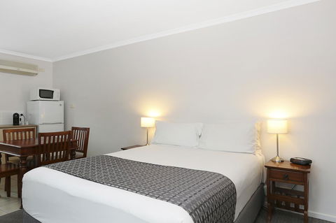Quality Inn & Suites The Menzies - E Caravan Parks 16