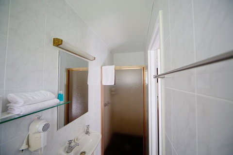 Sanctuary House Resort Motel - E Caravan Parks 24
