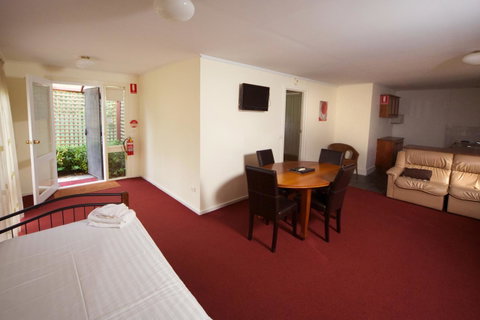 Sanctuary House Resort Motel - E Caravan Parks 20