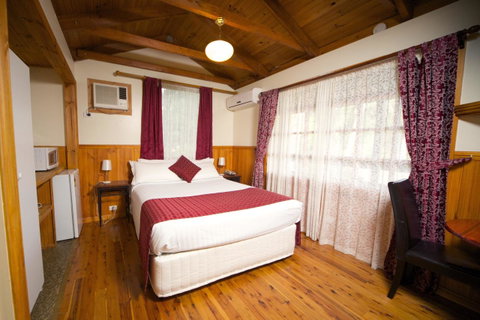 Sanctuary House Resort Motel - E Caravan Parks 1
