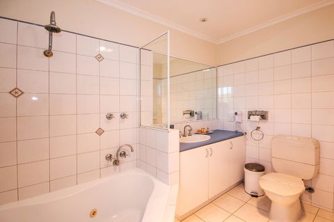 Torquay Tropicana Motel - E Caravan Parks 16